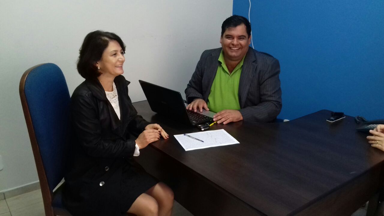 Vereadora Valéria Evangelista de Três Pontas visita Câmara de Santana.